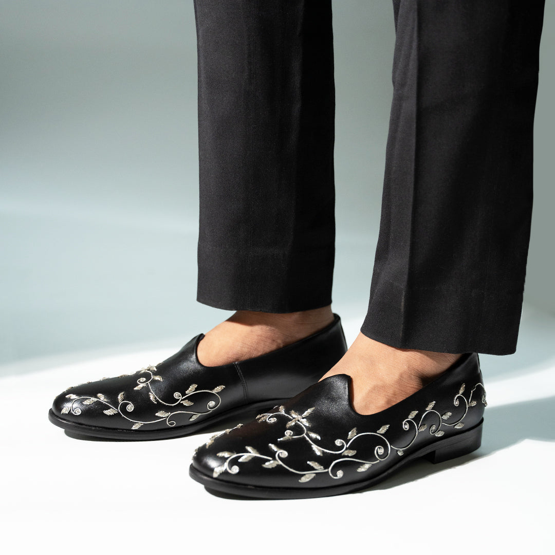 Monkstory Regal Floral Zardosi Mojari – Black